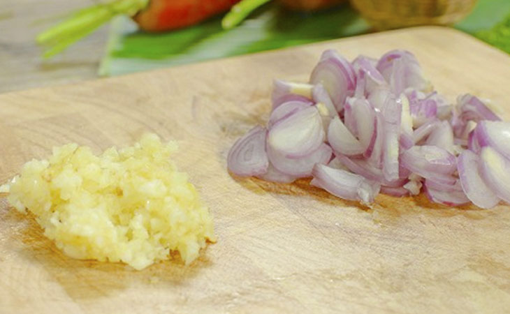 Bước 2 Sơ chế các nguyên liệu khác Thịt heo kho chao