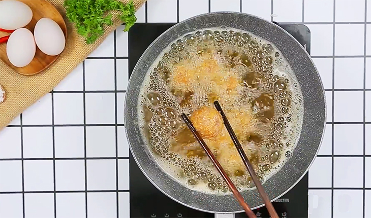 Bước 4 Chiên thịt viên Thịt viên chiên bọc trứng muối