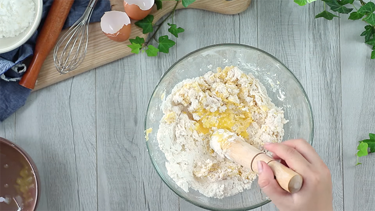 Bước 1 Trộn bột Vỏ hoành thánh 3 màu