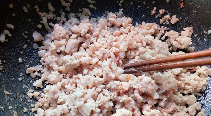 Bước 2 Ướp và xào thịt Canh thịt băm cải thảo