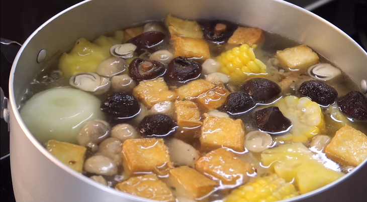 Bước 4 Nấu nước dùng Bún bò Huế chay