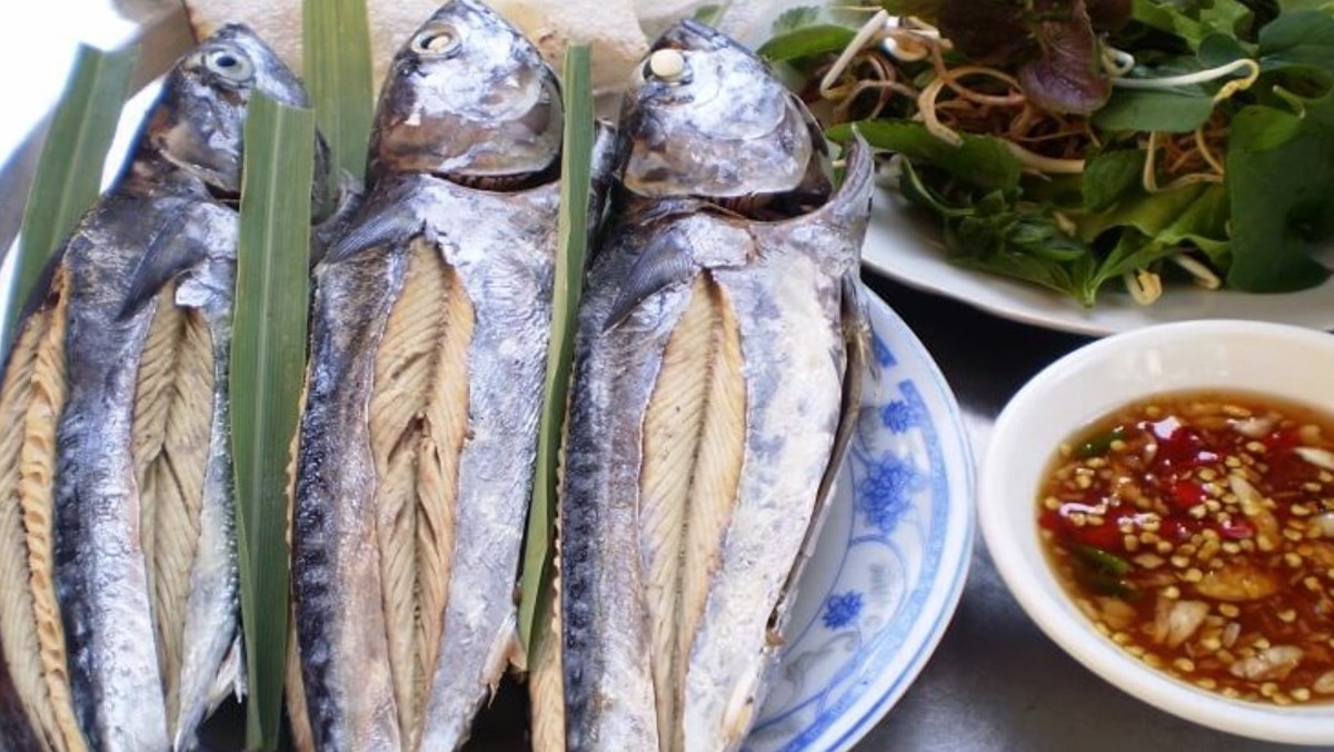 Cá bạc má hấp gừng cuốn bánh tráng