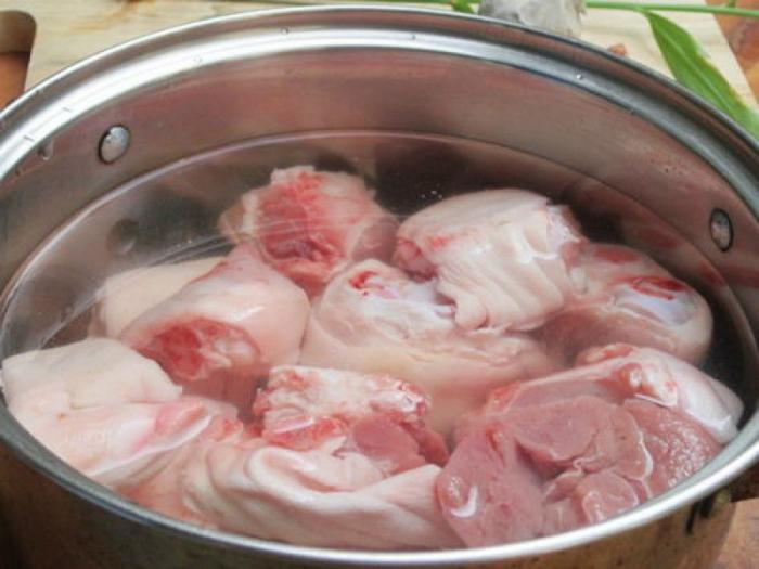 Bước 3 Sơ chế móng giò Canh măng khô giò heo