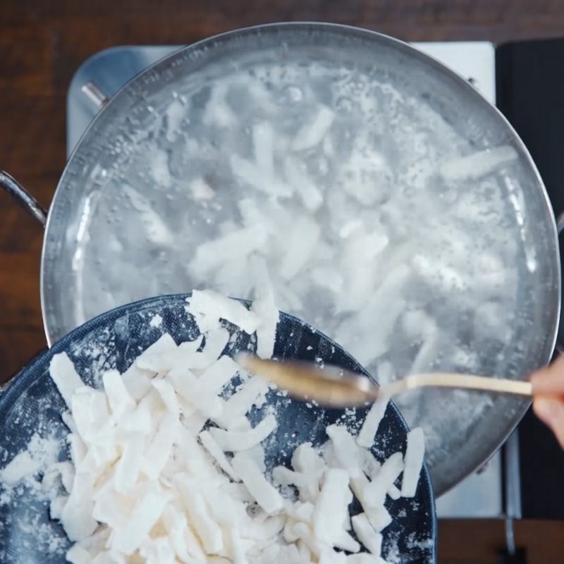 Bước 3 Luộc vỏ bưởi Chè bưởi đậu xanh