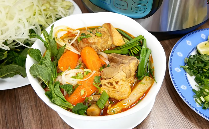 Bước 8 Thành phẩm Hủ tiếu mì sườn kho