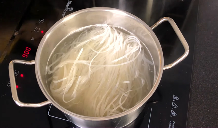 Bước 6 Trụng mì và hủ tiếu Hủ tiếu mì sườn kho
