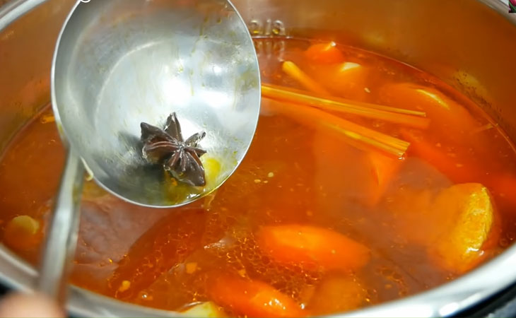 Bước 5 Nấu nước dùng Hủ tiếu mì sườn kho