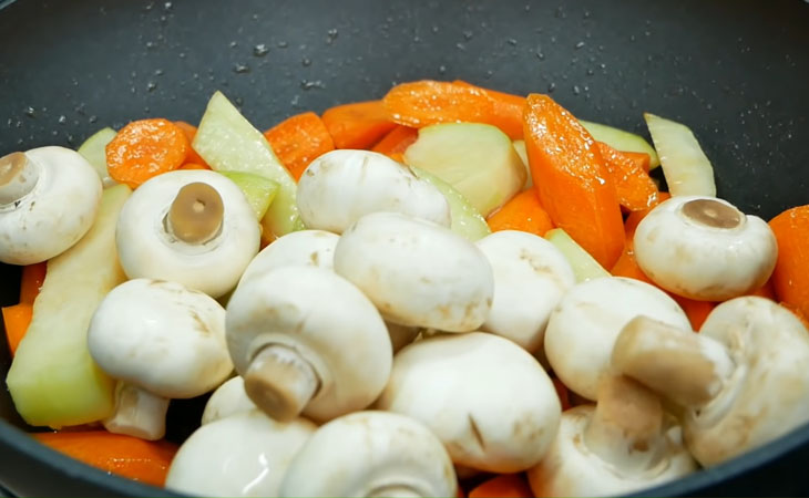 Bước 4 Xào rau củ Hủ tiếu mì sườn kho