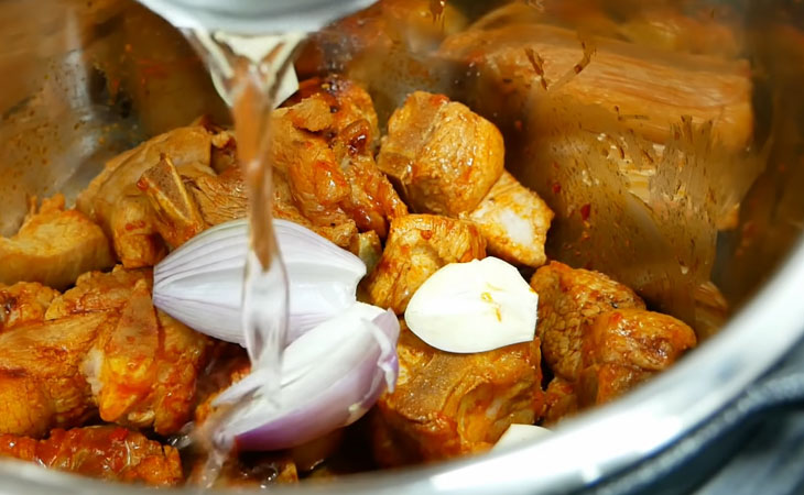 Bước 5 Nấu nước dùng Hủ tiếu mì sườn kho