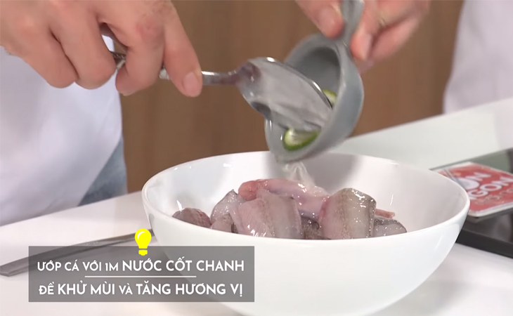Bước 1 Sơ chế cá và thịt heo Lẩu cá khoai chua cay