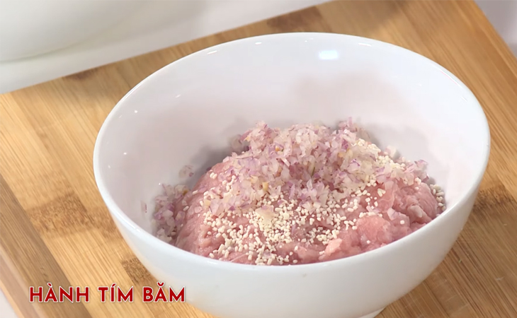 Bước 1 Sơ chế cá và thịt heo Lẩu cá khoai chua cay