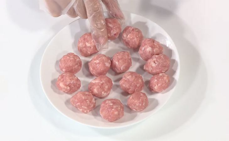 Bước 1 Sơ chế cá và thịt heo Lẩu cá khoai chua cay