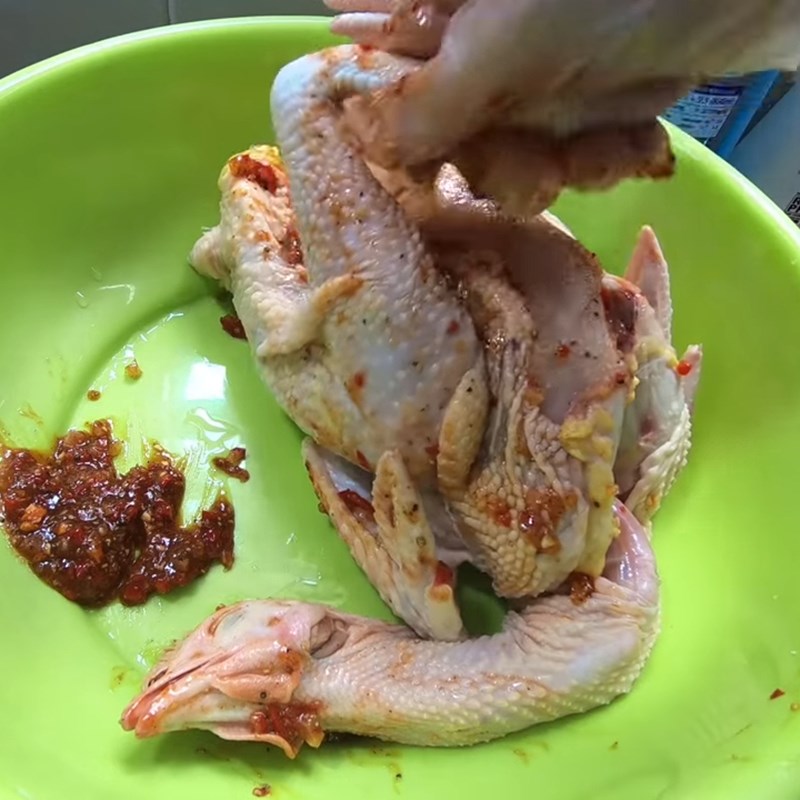 Bước 2 Ướp gà với gia vị Cách ướp gà nướng than củi