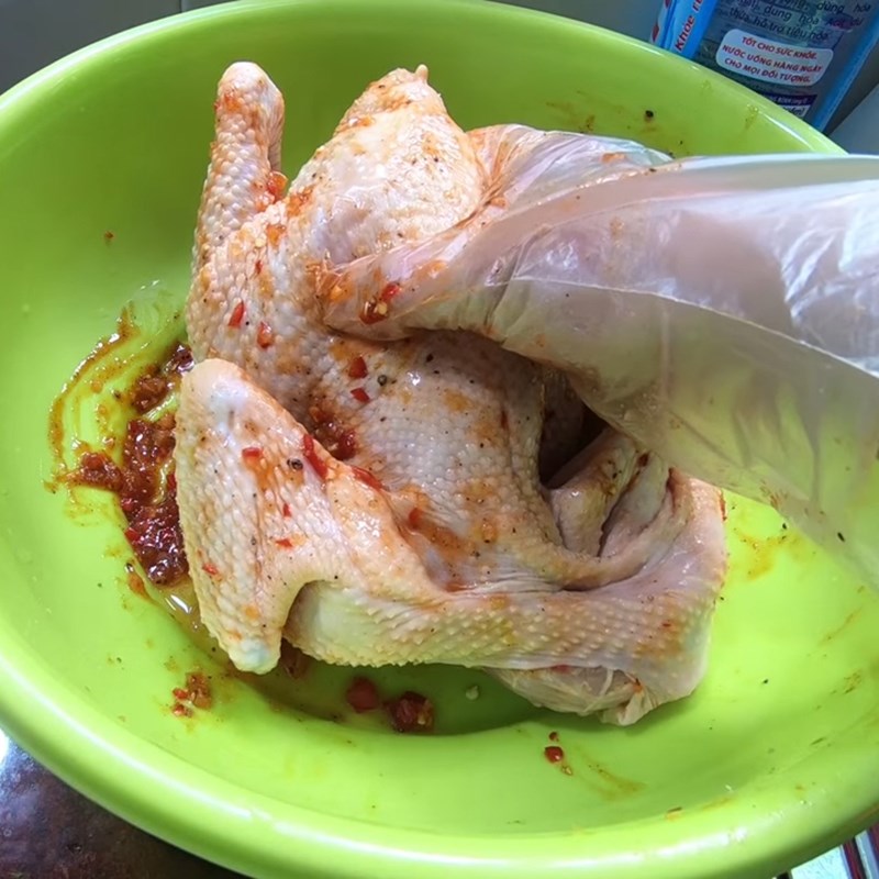 Bước 2 Ướp gà với gia vị Cách ướp gà nướng than củi