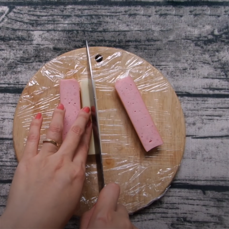 Bước 1 Cán bánh mì và cắt nguyên liệu bánh mì cuộn xúc xích phô mai