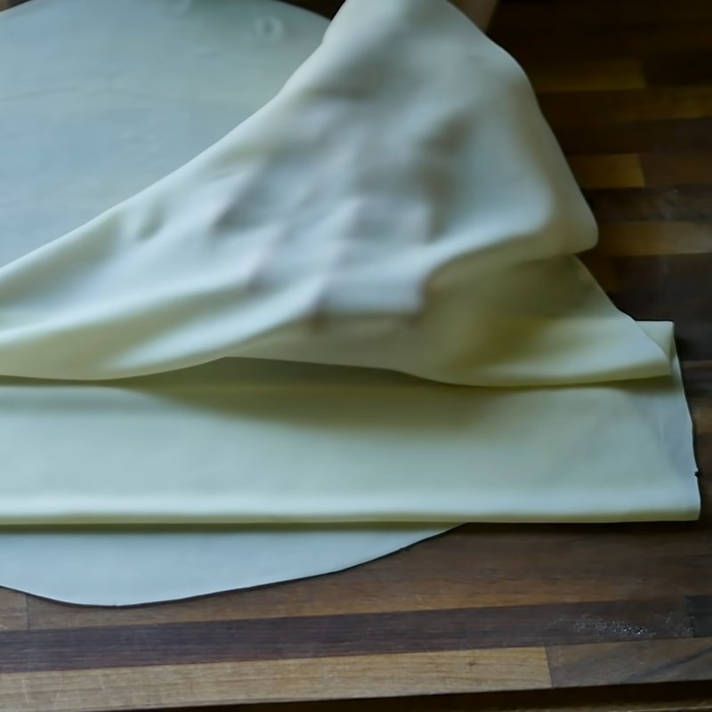 Bước 4 Cán bột và cuộn nhân Bánh cuốn nhân tôm
