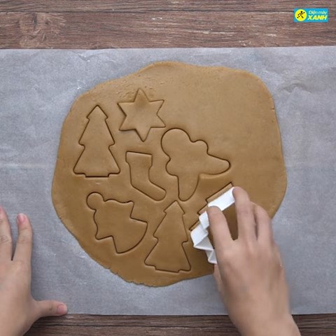 Bước 2 Cán bột và nướng bánh Bánh quy gừng