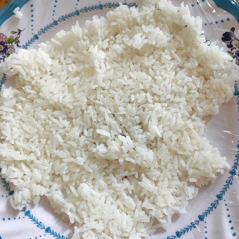 Bước 1 Cán mỏng và phơi cơm Cơm cháy chiên nước mắm ăn kèm ruốc tép