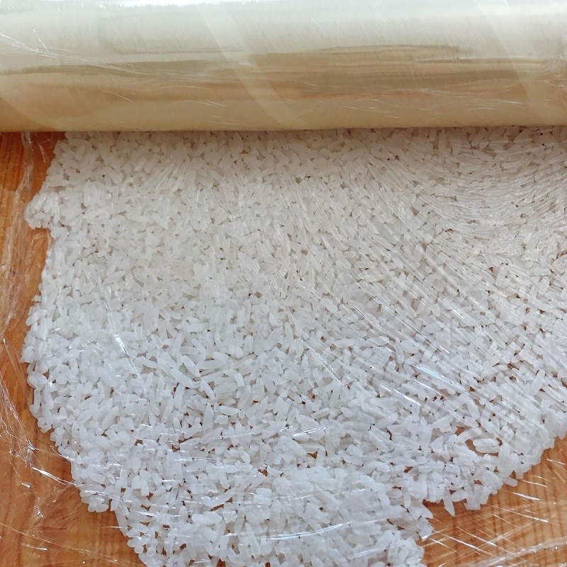 Bước 1 Cán mỏng và phơi cơm Cơm cháy chiên nước mắm ăn kèm ruốc tép