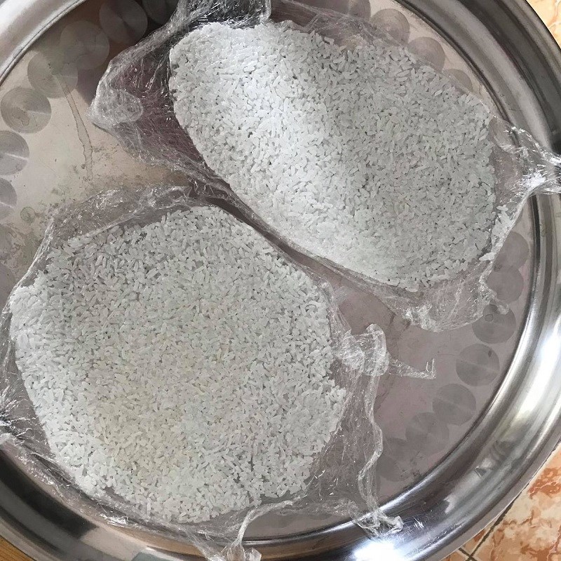 Bước 1 Cán mỏng và phơi cơm Cơm cháy chiên nước mắm ăn kèm ruốc tép
