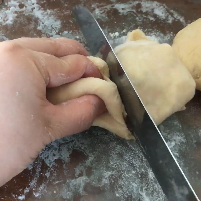 Bước 4 Cán và tạo hình bánh Bánh mì nho khô bằng nồi chiên không dầu