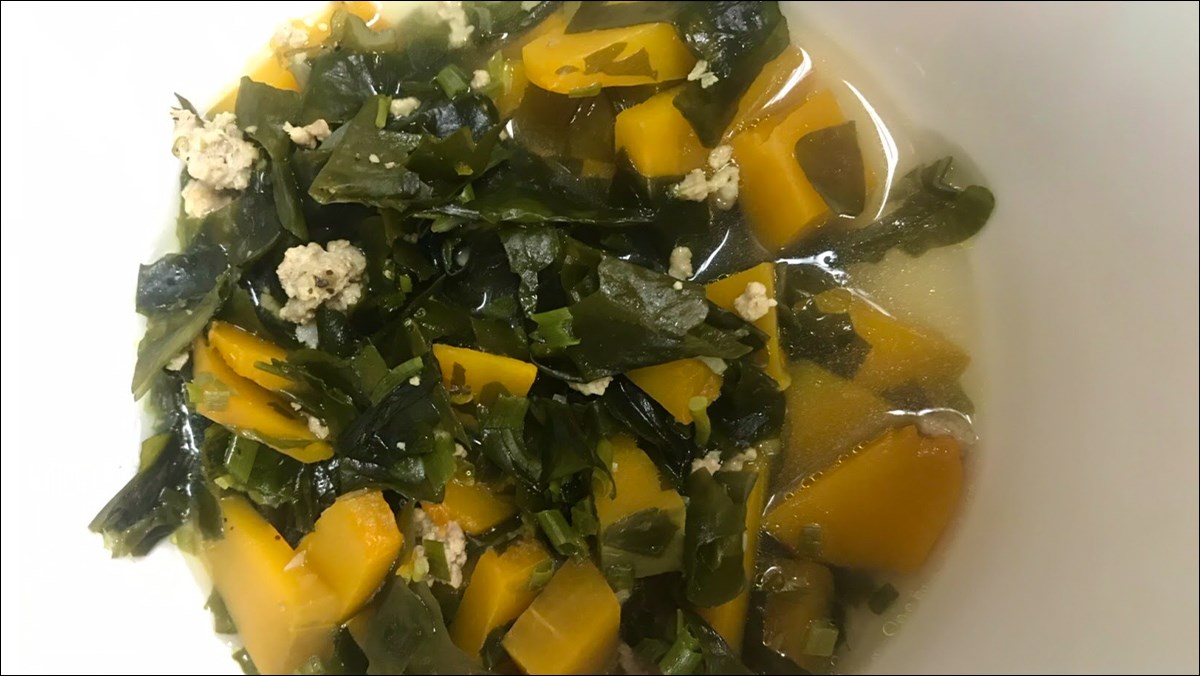 Canh bí đỏ thịt bằm rong biển