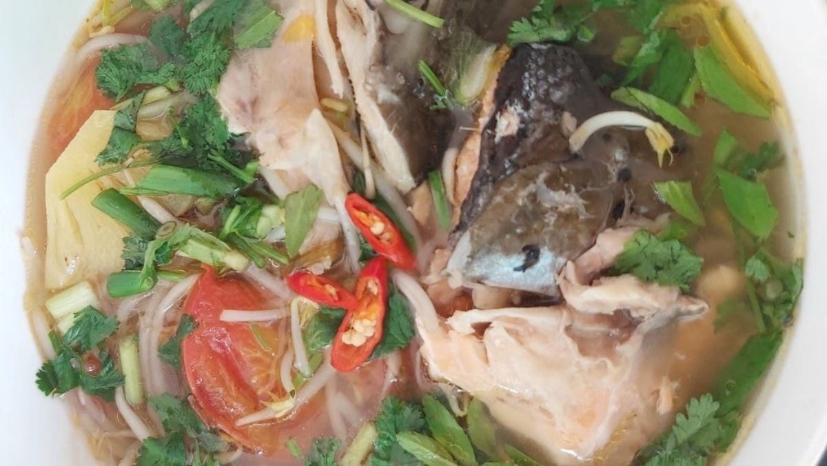Canh chua đầu cá hồi (công thức được chia sẻ từ người dùng)