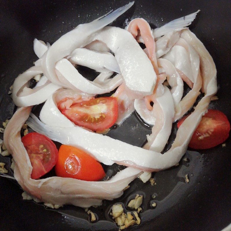 Bước 2 Xào cá với cà chua Canh chua lườn cá hồi