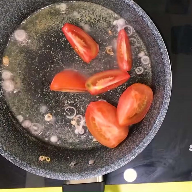 Bước 2 Phi hành và xào cà chua Canh cua nấu mẻ