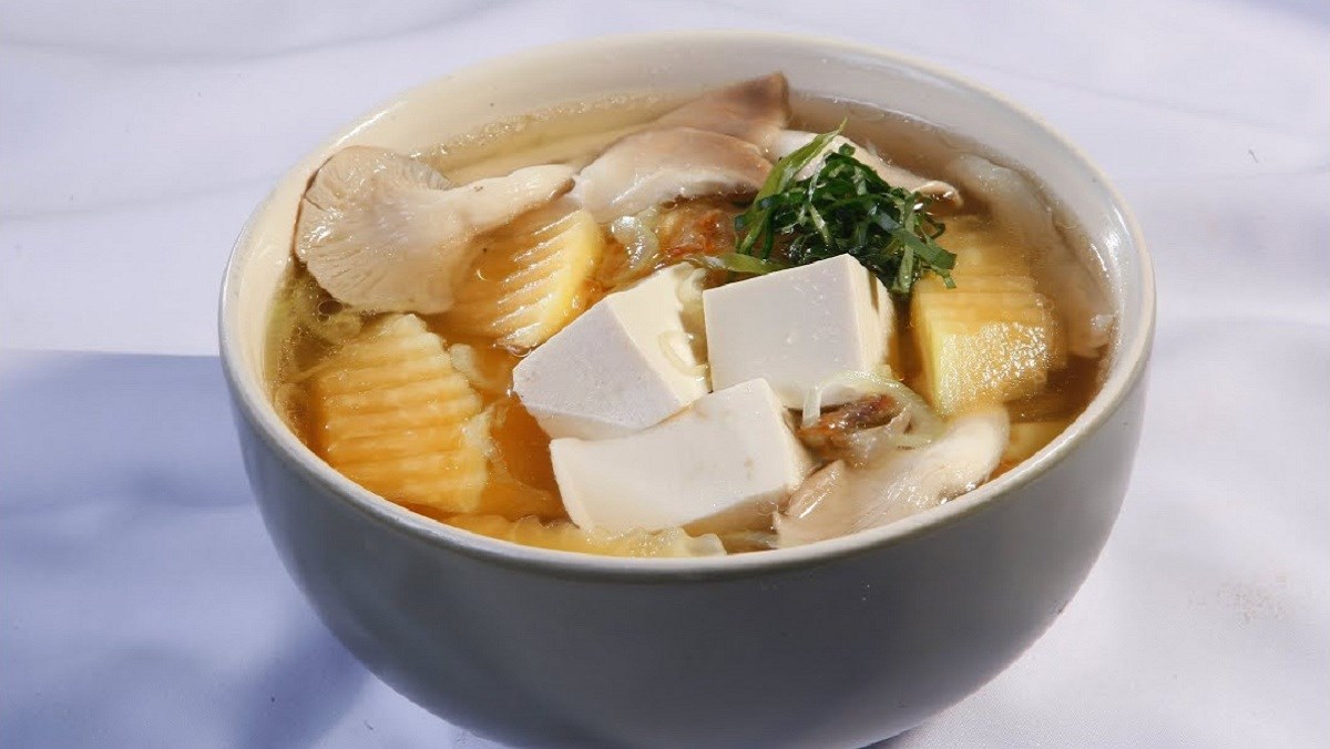 Canh đu đủ chay nấu với lá lốt