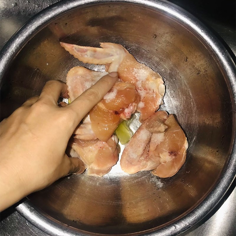 Bước 1 Sơ chế nguyên liệu Cánh gà chiên nước mắm (công thức được chia sẻ từ người dùng)