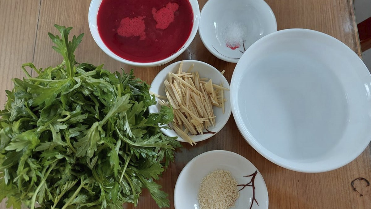 Nguyên liệu món ăn canh huyết heo với hẹ và canh huyết heo nấu cay