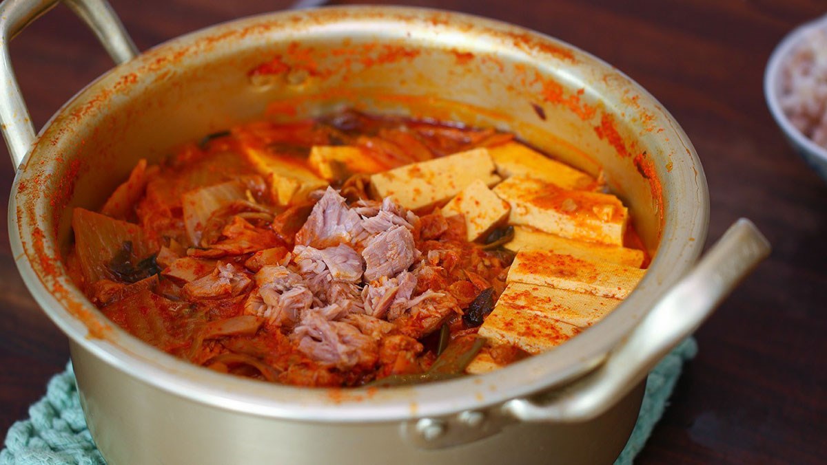 Canh kim chi cá ngừ ngâm dầu