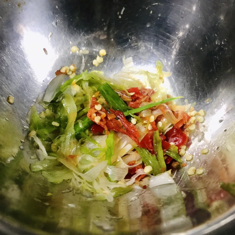 Bước 1 Sơ chế nguyên liệu Canh măng chua cá nục