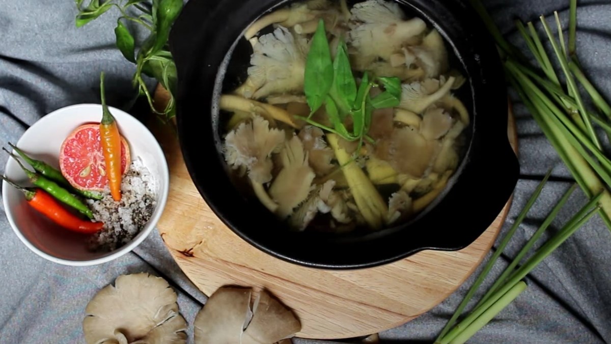 Canh nấm bào ngư nấu sả
