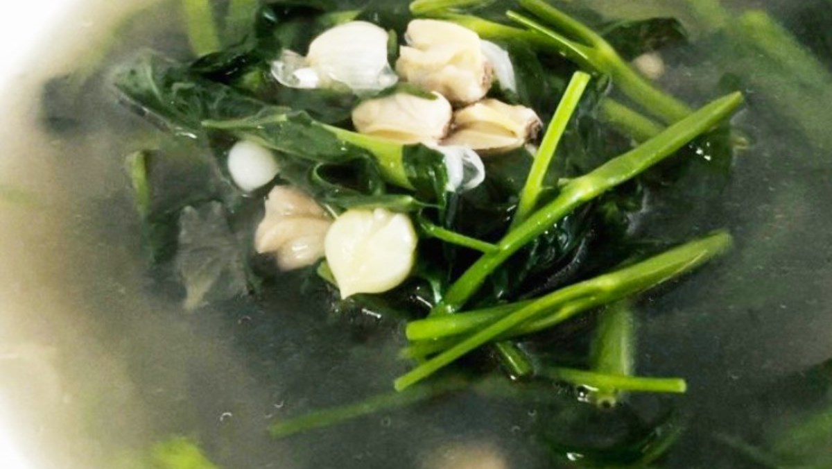 Canh nghêu nấu rau muống
