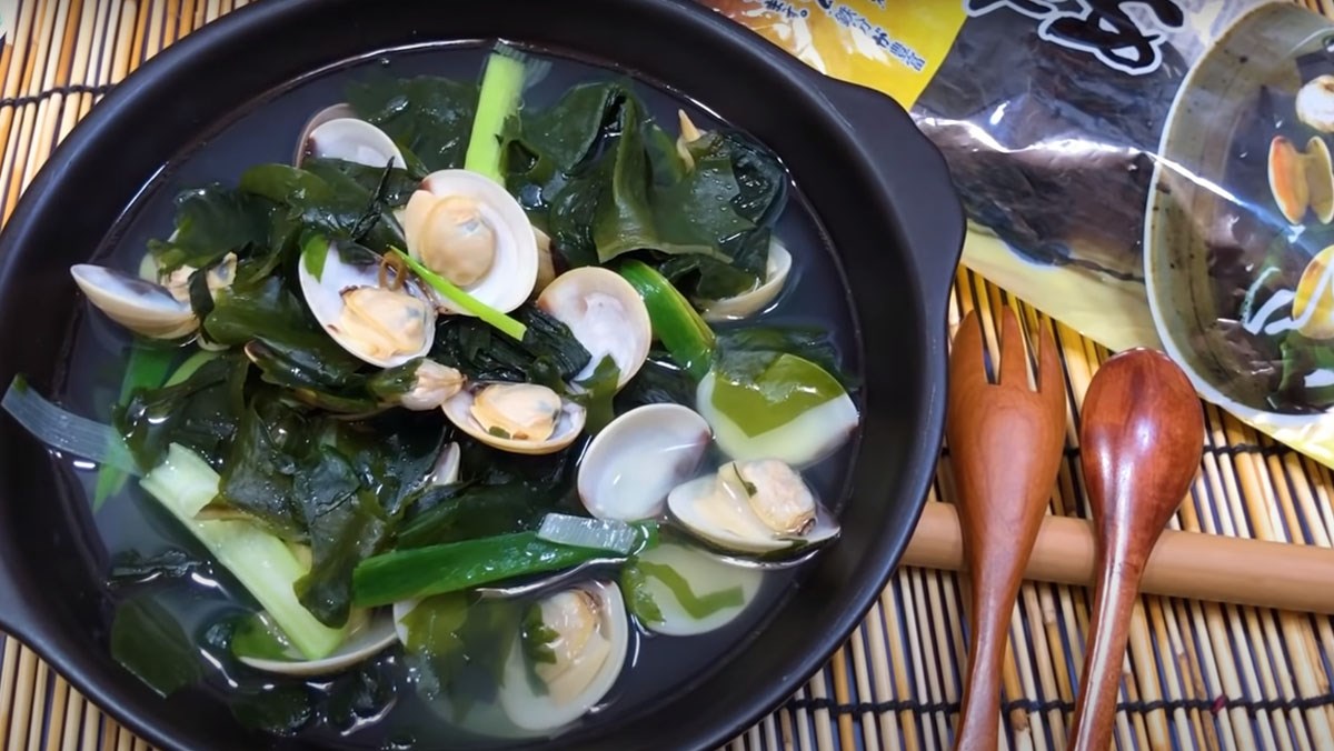 Canh nghêu nấu rong biển
