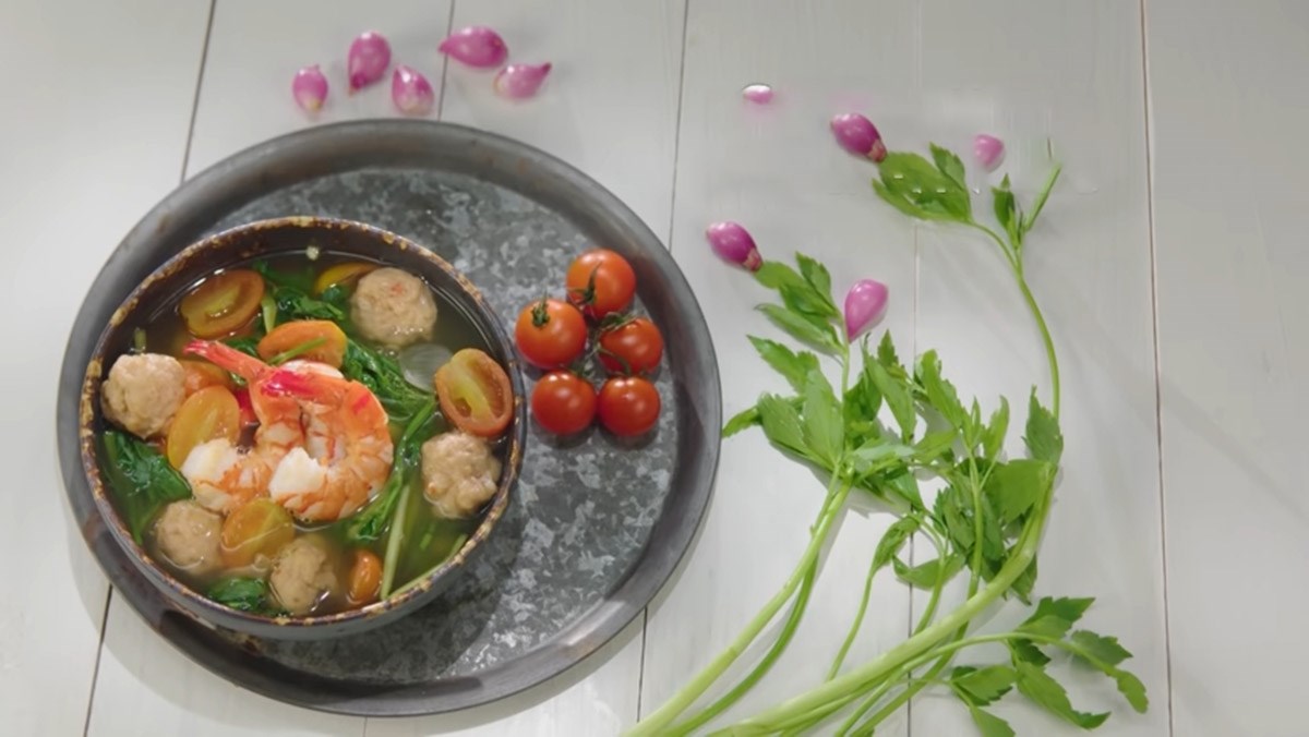Canh tôm nấu cần nước
