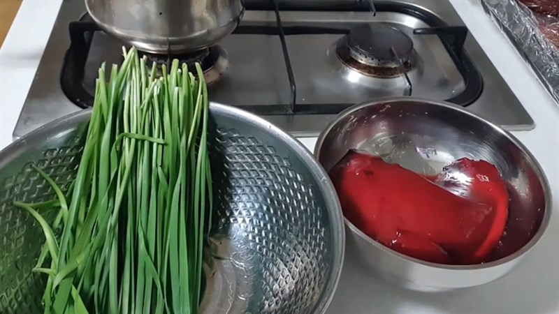 Nguyên liệu món ăn canh huyết heo với hẹ và canh huyết heo nấu cay