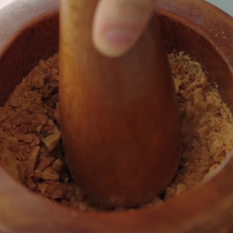 Bước 5 Cắt bánh, giã kẹo đường Tiramisu kẹo đường dalgona