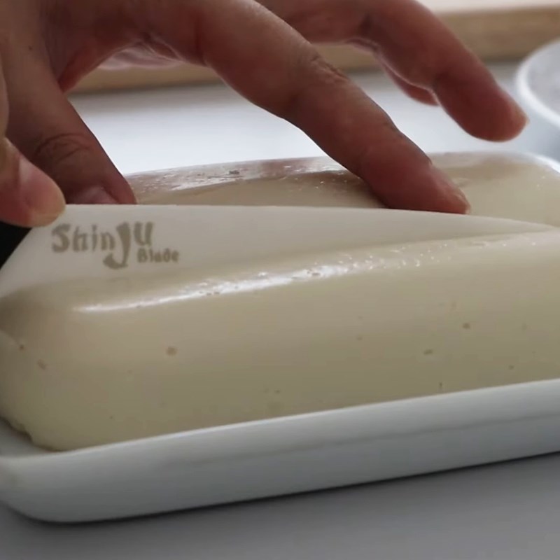 Bước 4 Cắt bánh và lăn dừa Pudding sữa dừa
