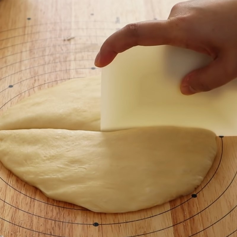 Bước 4 Cắt bột, vo tròn Bánh mì mini nhân dâu tây