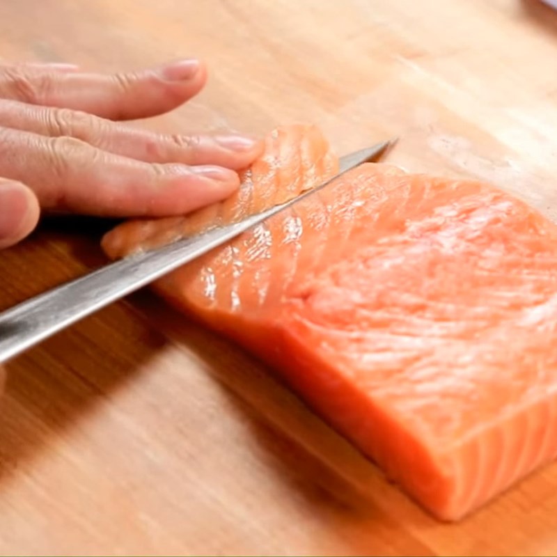 Bước 2 Cắt cá hồi Sashimi cá hồi
