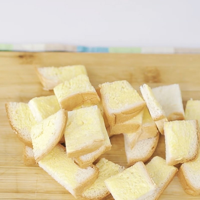 Bước 2 Cắt nhỏ bánh Bánh mì bơ đường bằng nồi chiên không dầu