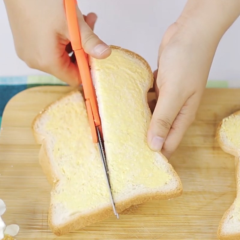 Bước 2 Cắt nhỏ bánh Bánh mì bơ đường bằng nồi chiên không dầu