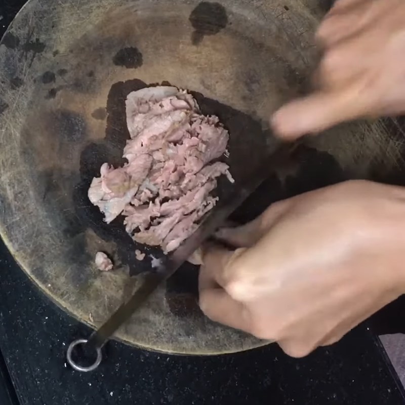 Bước 3 Cắt nhỏ thịt bò Cháo thịt bò củ dền