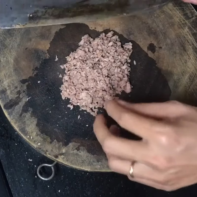 Bước 3 Cắt nhỏ thịt bò Cháo thịt bò củ dền