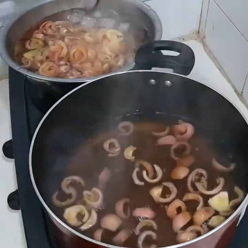 Bước 2 Cắt sợi và luộc chanh dây Mứt vỏ chanh dây