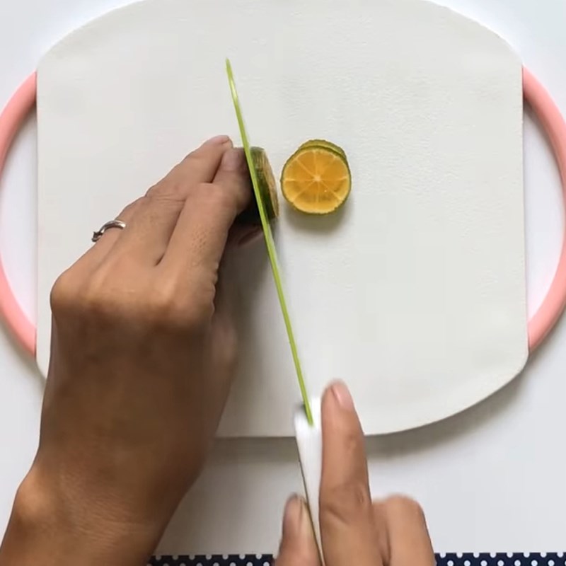 Bước 2 Cắt tắc Trà long nhãn tắc