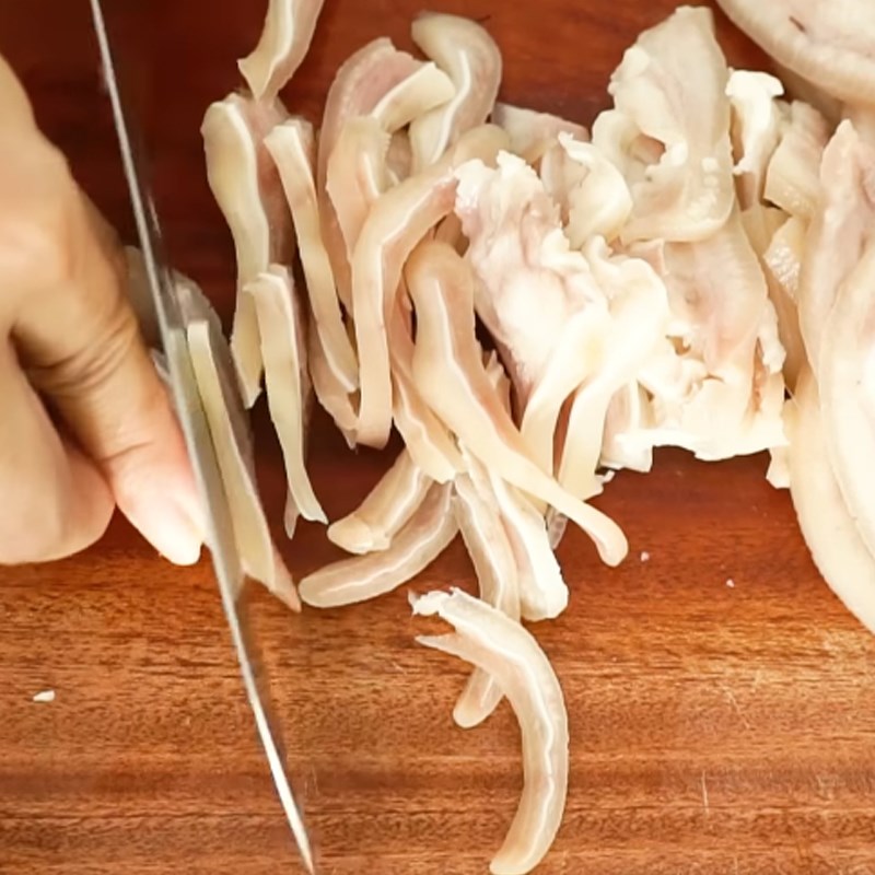 Bước 5 Cắt tai heo Gỏi ổi tai heo